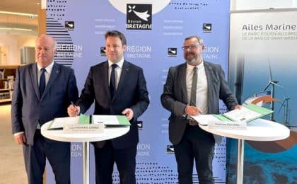 De g à d : Daniel Cueff, Vice-président de la Région Bretagne, Loîg Chesnais Girard , Président de la région Bretagne et Stéphane Alain Riou, directeur du développement de la société Ailes Marines