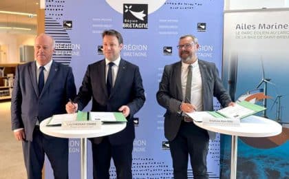 De g à d : Daniel Cueff, Vice-président de la Région Bretagne, Loîg Chesnais Girard , Président de la région Bretagne et Stéphane Alain Riou, directeur du développement de la société Ailes Marines