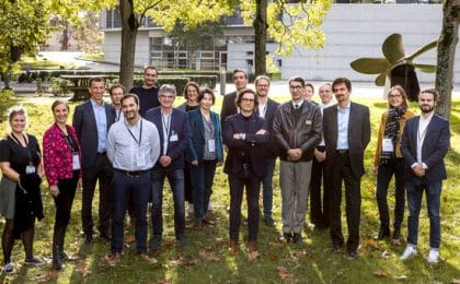 La Région Bretagne, 9 membres du consortium1 EDIH Bretagne, ainsi qu’une vingtaine de partenaires (affiliés, centres de compétences et secteurs économiques) étaient réunis cet après-midi à l’Hôtel de Région à Rennes pour signer le contrat qui va les lier dans ce projet d’accompagnement de la transition numérique sur le territoire. La Région Bretagne, 9 membres du consortium1 EDIH Bretagne, ainsi qu’une vingtaine de partenaires (affiliés, centres de compétences et secteurs économiques) étaient réunis cet après-midi à l’Hôtel de Région à Rennes pour signer le contrat qui va les lier dans ce projet d’accompagnement de la transition numérique sur le territoire.