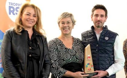 De g à d : Nora Barsali, Fondatrice des Trophées Défis RSE, Nathalie Goibier, responsable resources humaines chez Canon Bretagne et Sylvain Heligon, Technicien environnement chez Canon Bretagne De g à d : Nora Barsali, Fondatrice des Trophées Défis RSE, Nathalie Goibier, responsable resources humaines chez Canon Bretagne et Sylvain Heligon, Technicien environnement chez Canon Bretagne