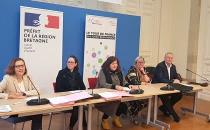 De  g à d : Sandrine Jarry, sous directrice à la Direction des achats de l'Etat, Catherine Radenac, vice-présidente CJD Bretagne, Anne-Marie Cuesta, Jocelyne Madec, présidente UIMM Bretagne, Anne-Marie Cuesta, Déléguée générale du Cluster Bretagne Pôle naval et Jean-Piere RIvery, président CCI Bretagne