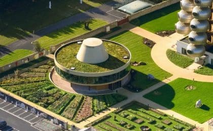 La nouvelle structure, qui a ouvert ses portes en juin 2022, propose, avec ses larges baies vitrées, une perspective à 360° sur tout le Domaine. La nouvelle structure, qui a ouvert ses portes en juin 2022, propose, avec ses larges baies vitrées, une perspective à 360° sur tout le Domaine.