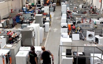 Avec au total près de 66 salariés, dont 51 en parcours d’accompagnement et de retour à l’emploi, Envie 35 rénove et revend avec une garantie de 2 ans, plus de 10 360 appareils, soit près de 395 tonnes de déchets évités. Avec au total près de 66 salariés, dont 51 en parcours d’accompagnement et de retour à l’emploi, Envie 35 rénove et revend avec une garantie de 2 ans, plus de 10 360 appareils, soit près de 395 tonnes de déchets évités.