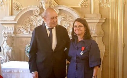 Ce jeudi 8 juin Marie-Laure Collet a été faite chevalier de la Légion d’honneur par Jean-Yves Le Drian, ancien ministre de la Défense et des Affaires étrangères Ce jeudi 8 juin Marie-Laure Collet a été faite chevalier de la Légion d'honneur par Jean-Yves Le Drian, ancien ministre de la Défense et des Affaires étrangères