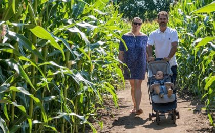 poussette-bebe-famille-pop-corn-labyrinthe