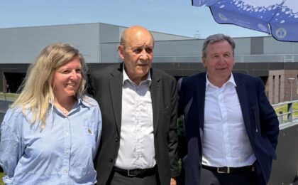 Aurélie Tacquard - Présidente de Galapagos Gourmet, Jean-Yves Le Drian - Ancien ministre de la Défense et des Affaires Étrangères, Christian Tacquard - Président de Galapagos, le 22 mai 2026.