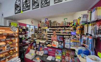Alwenna Jegat a repris le tabac-presse de Sauzon en 2021
