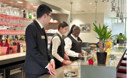 Les apprentis serveurs en salle du de l’Ifac-Sup’Ifac, au Campus des métiers approfondissent leurs connaissances du métier au restaurant d’application.