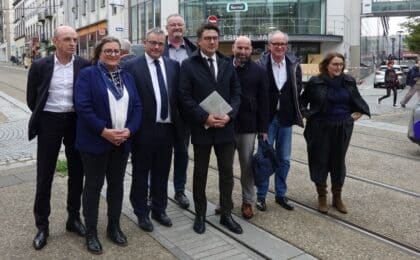 Frédéric Laurent, VP à l’économie à Brest métropole ; Nathalie Collovati VP Finances, commande publique, patrimoine à Brest métropole ; Laurent Pidoux sous-préfet de Brest ; Stéphane Roudaut maire de Brest et président de Brest métropole ; Stéphane Baot 6e adjoint de la Ville de Brest en charge des dynamiques commerciales et quartier de centre-ville ; Jacques Le Failler président de la délégation de Brest de la CCI Finistère ; Isabelle Melcoët conseillère déléguée à la Transparence de l'action publique, éthique et déontologie à Brest métropole. Au 2e rang, Fabrice Jacob VP au commerce, artisanat, zones d'activité artisanales et industrielles à Brest métropole et maire de Guipavas.